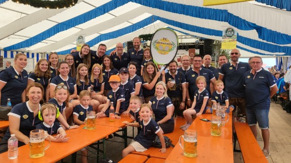 Gruppenfoto im Festzelt